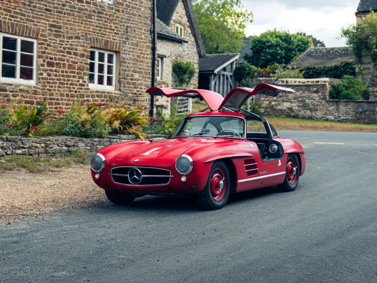 Crveni Mercedes na aukciji