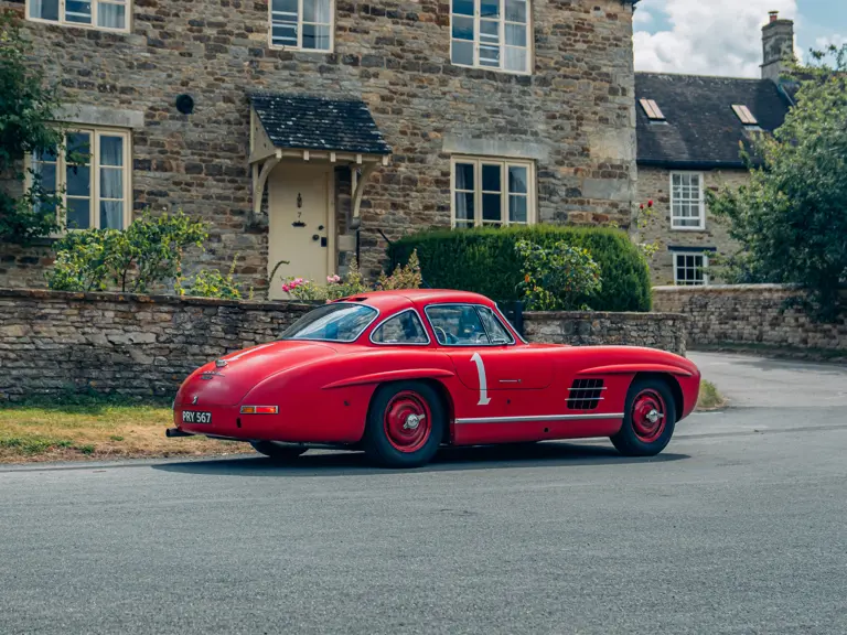 Crveni Mercedes na aukciji1