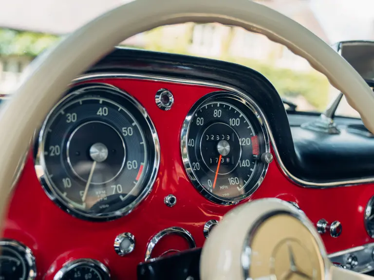 Crveni Mercedes na aukciji2