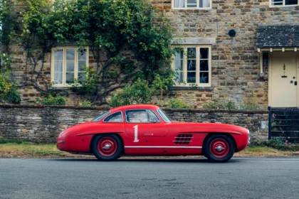 Crveni Mercedes na aukciji3