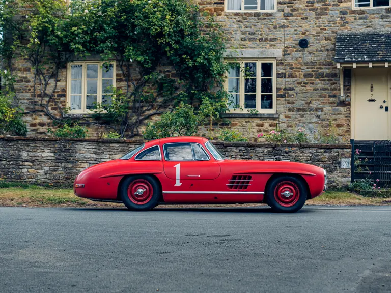 Crveni Mercedes na aukciji3