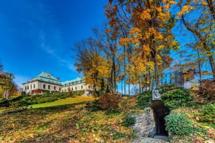 Palača Odrowążów u jesen