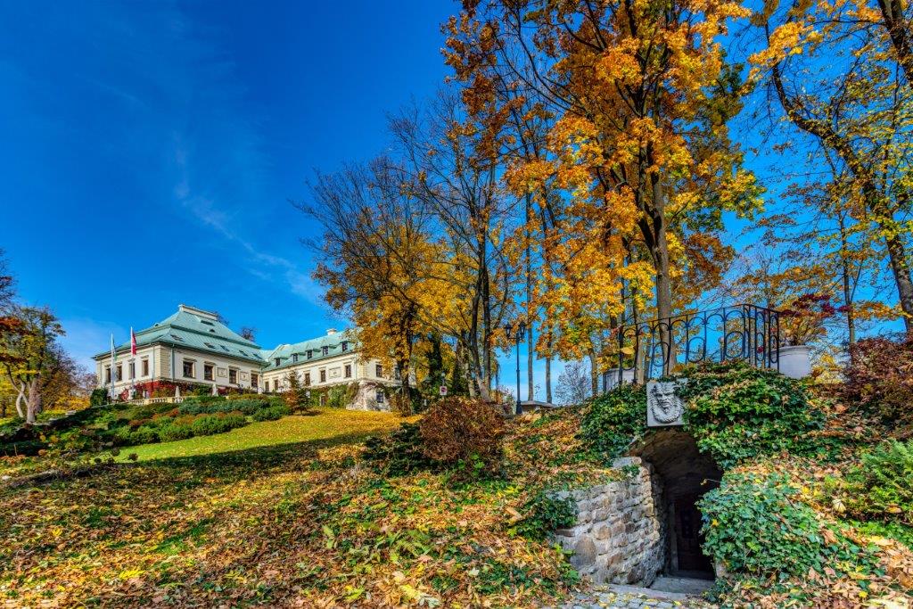 Palača Odrowążów u jesen