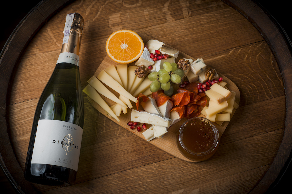 Plata sireva s dodacima i šampanjcem