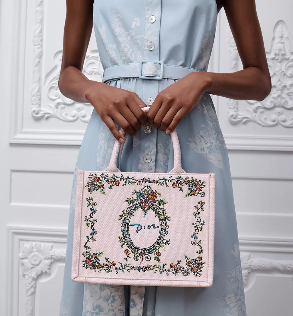 Dior Book Tote Kad knjiga postane moda11